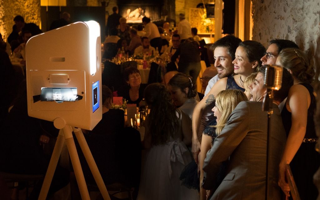 Photobooth avec les invités se prenant en photo lors d'un mariage à Toulouse